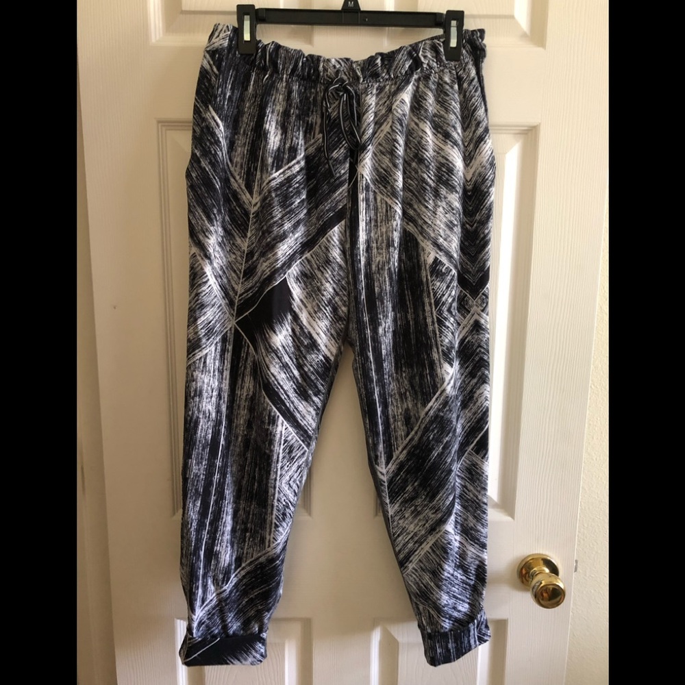 Lululemon jet crops